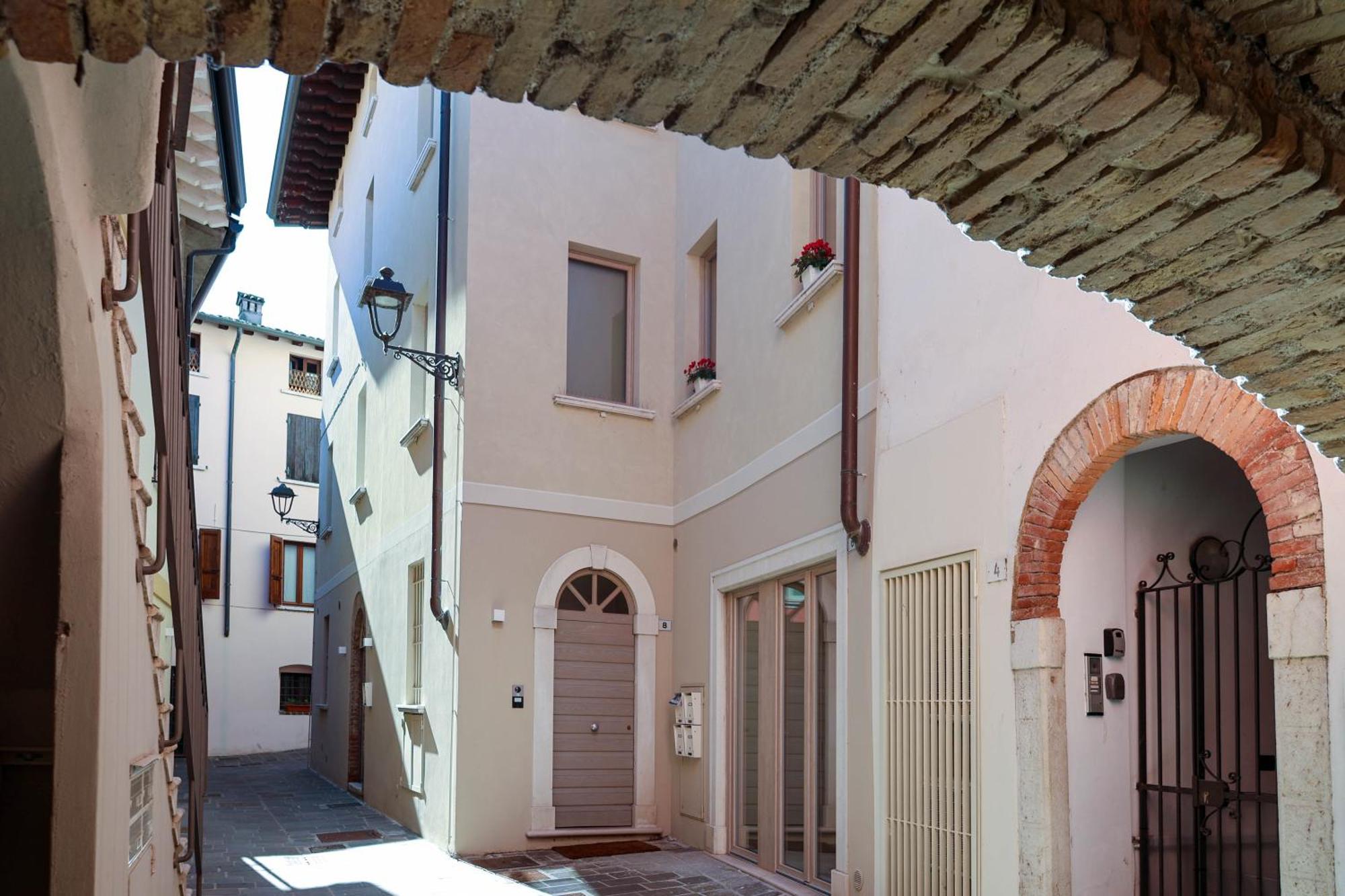 Vicolo Dei Signori Apartment Desenzano del Garda Bagian luar foto