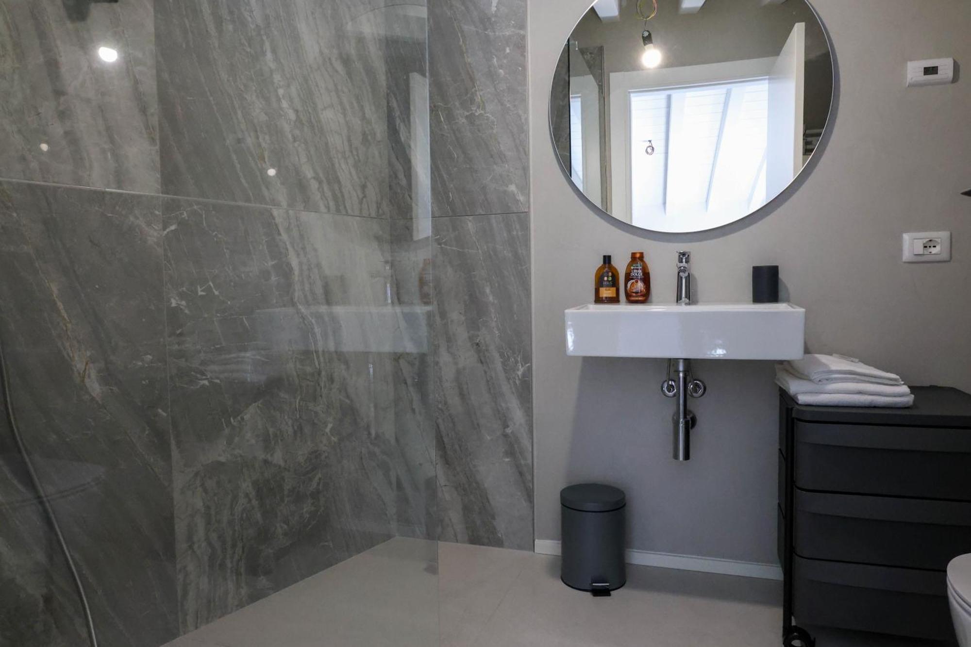 Vicolo Dei Signori Apartment Desenzano del Garda Bagian luar foto