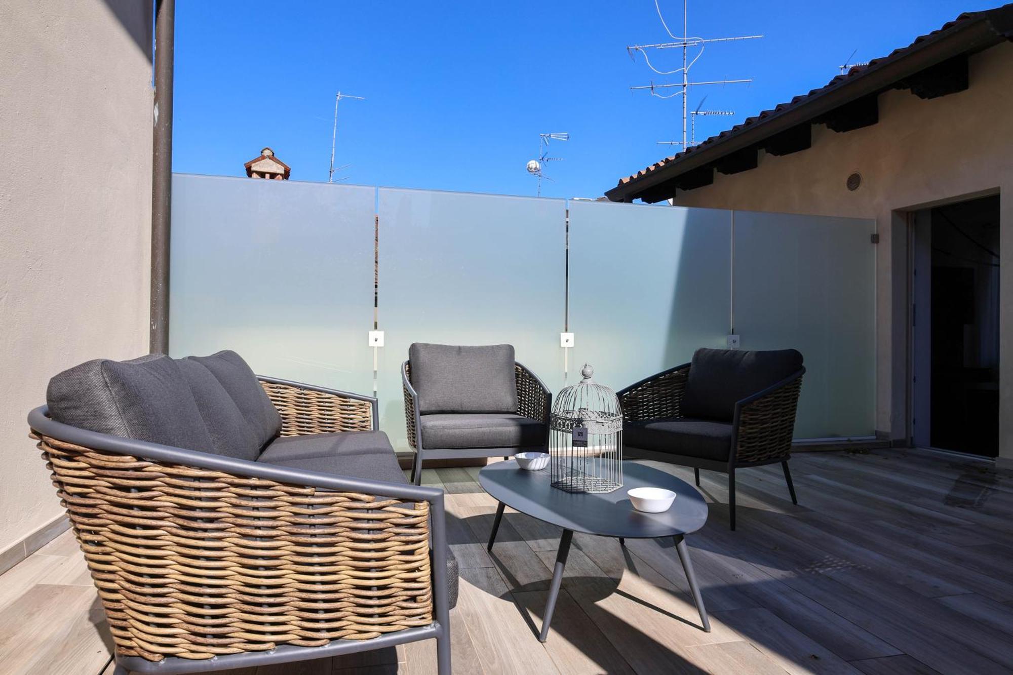 Vicolo Dei Signori Apartment Desenzano del Garda Bagian luar foto